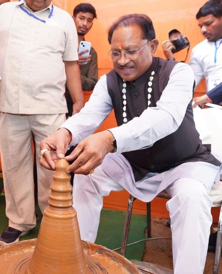 मुख्यमंत्री श्री साय ने कुम्हार के चाक पर गढ़ा दीया, पारंपरिक शिल्पकारों से किया आत्मीय संवाद: सरगुजा विकास प्राधिकरण की बैठक के दौरान प्रदर्शनी में दिखा माटी से जुड़ाव