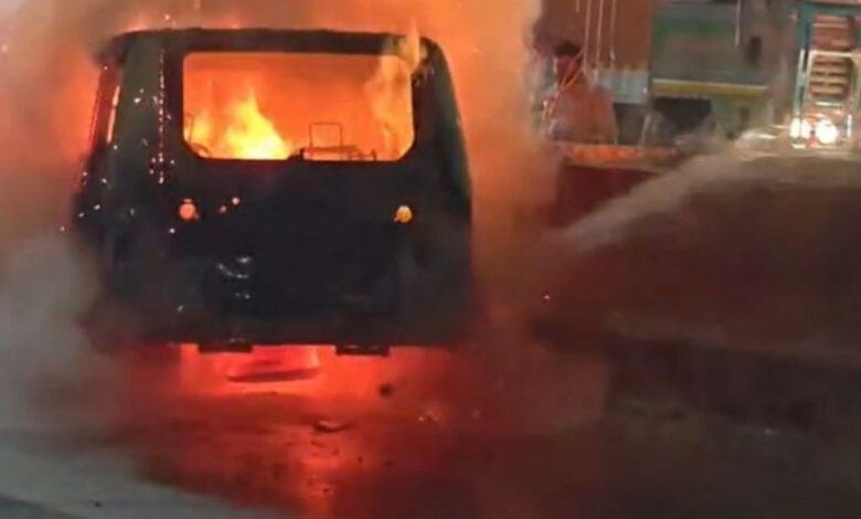 रायपुर में खौफनाक मंजर: बीच सड़क आग का गोला बनी चलती कार, यात्रियों ने ऐसे बचाई जान