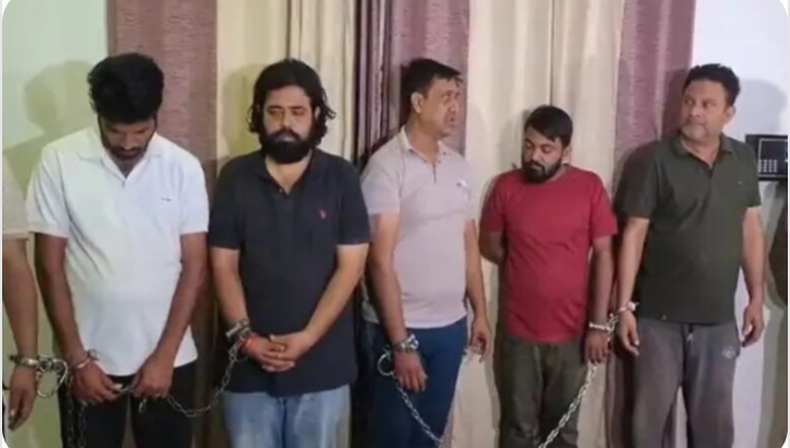 महादेव-ऐप की तर्ज पर सट्टे का नया सिंडिकेट: 40+ गेम्स, रायपुर में कार में दांव लगवाते पकड़े गए, 95 लाख का कैश-सामान जब्त महादेव-ऐप की तर्ज पर सट्टे का नया सिंडिकेट: 40+ गेम्स, रायपुर में कार में दांव लगवाते पकड़े गए, 95 लाख का कैश-सामान जब्त