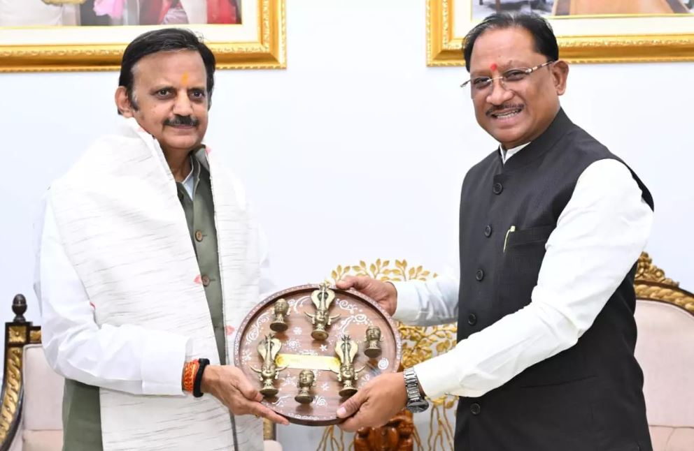 CM साय से मध्यप्रदेश के उपमुख्यमंत्री राजेंद्र शुक्ला ने की सौजन्य मुलाकात