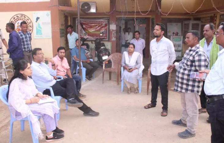 कलेक्टर ने परखा जल जीवन मिशन, पीएम आवास और स्वास्थ्य सेवाओं की जमीनी हकीकत