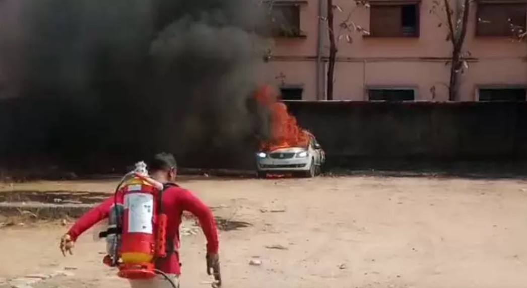 कार को कचरे के ढेर के पास किया खड़ा, जलकर खाक कार को कचरे के ढेर के पास किया खड़ा, जलकर खाक