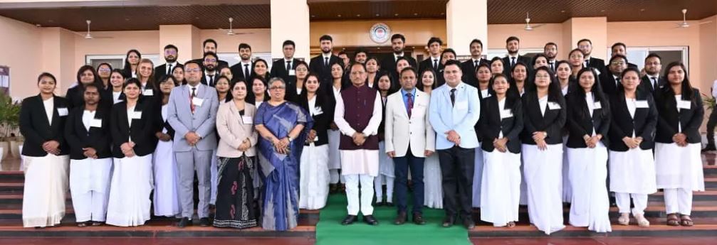 छत्तीसगढ़ राज्य न्यायिक अकादमी के प्रशिक्षु न्यायाधीशों ने मुख्यमंत्री से की सौजन्य मुलाकात