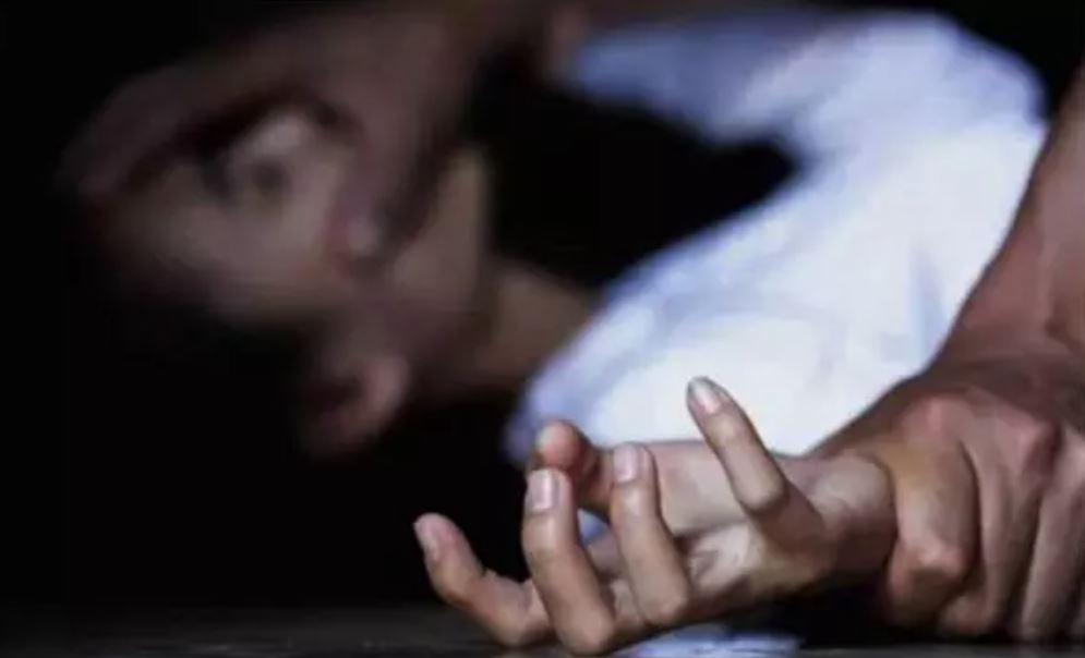 राजनांदगांव में 2 किशोरियों के साथ रेप, पुलिस ने अपहरणकर्ताओं के चंगुल से छुड़ाया राजनांदगांव में 2 किशोरियों के साथ रेप, पुलिस ने अपहरणकर्ताओं के चंगुल से छुड़ाया