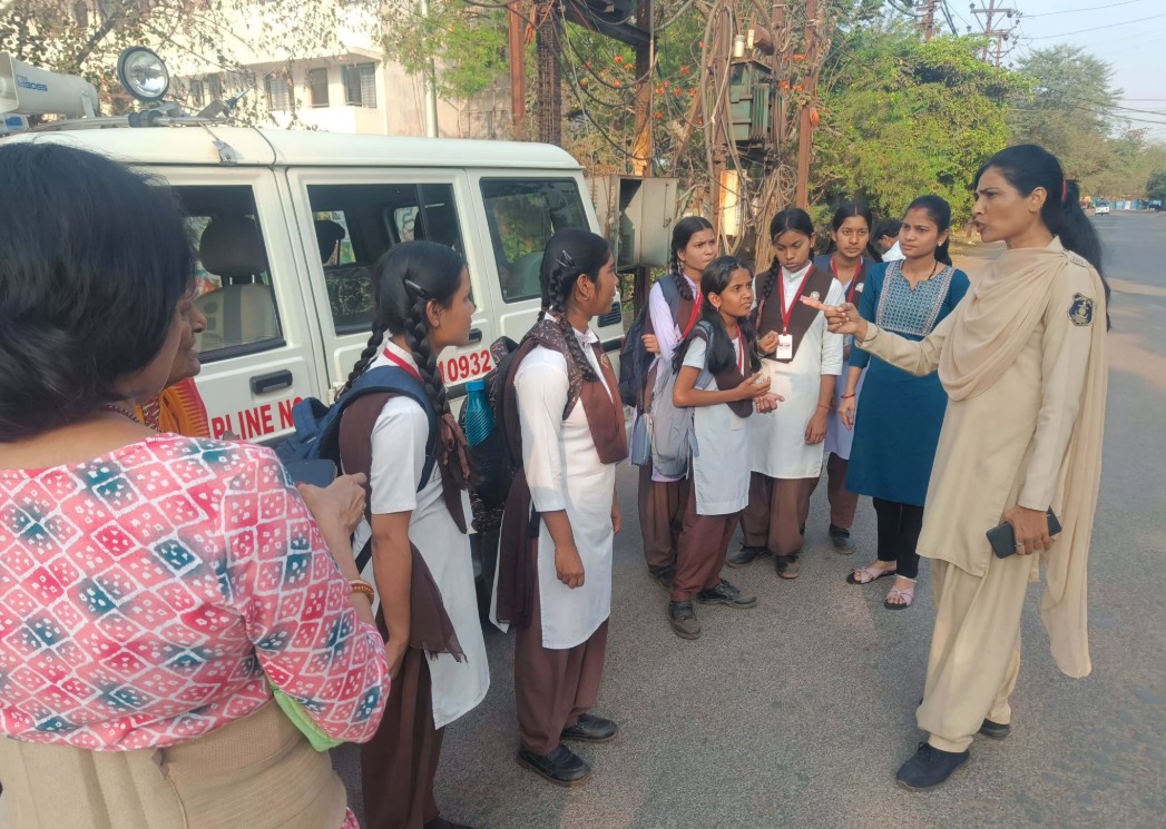 रायपुर कमिश्नरेट की पिंक पेट्रोल यूनिट पहुँच रही गर्ल्स स्कूल-कॉलेज और संवेदनशील इलाकों में