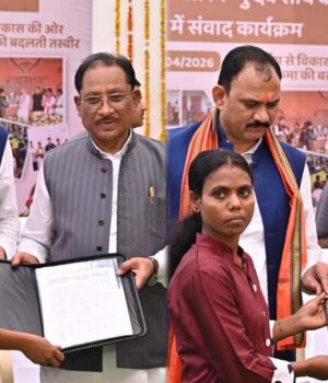 मोबाइल, आवास की चाबी और नियुक्ति पत्र का वितरण, ‘पुनर्वास से विकास तक’ कॉफी टेबल बुक का विमोचन मोबाइल, आवास की चाबी और नियुक्ति पत्र का वितरण, ‘पुनर्वास से विकास तक’ कॉफी टेबल बुक का विमोचन