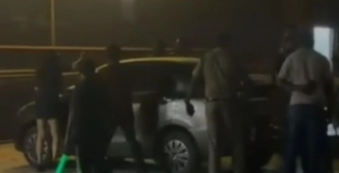 रायपुर हाइपर क्लब में देर रात बवाल! मामूली बात पर मारपीट, ‘हाय’ बोलने पर भिड़े युवक-युवती रायपुर हाइपर क्लब में देर रात बवाल! मामूली बात पर मारपीट, ‘हाय’ बोलने पर भिड़े युवक-युवती