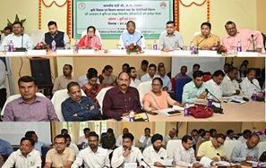 कृषि मंत्री ने रायपुर और दुर्ग संभाग के अधिकारियों की बैठक लेकर विभागीय योजनाओं एवं खरीफ तैयारियों की गहन समीक्षा कृषि मंत्री ने रायपुर और दुर्ग संभाग के अधिकारियों की बैठक लेकर विभागीय योजनाओं एवं खरीफ तैयारियों की गहन समीक्षा