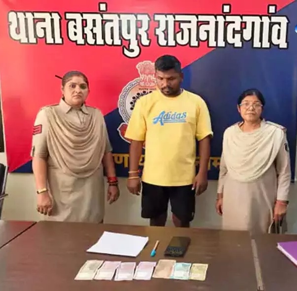 राजनांदगांव में मोबाइल से सट्टा खिलाते युवक गिरफ्तार राजनांदगांव में मोबाइल से सट्टा खिलाते युवक गिरफ्तार