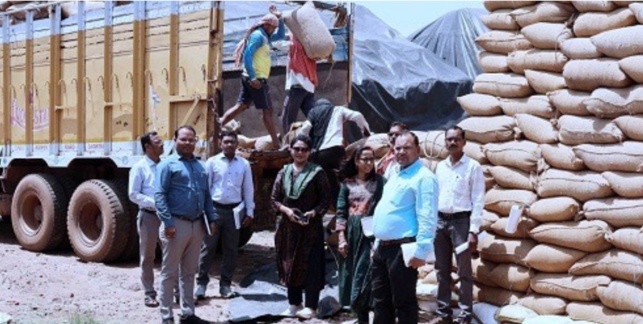 कलेक्टर ने किया संग्रहण केन्द्र जगतरा एवं धोबनपुरी और धान खरीदी केन्द्र धनोरा का आकस्मिक निरीक्षण