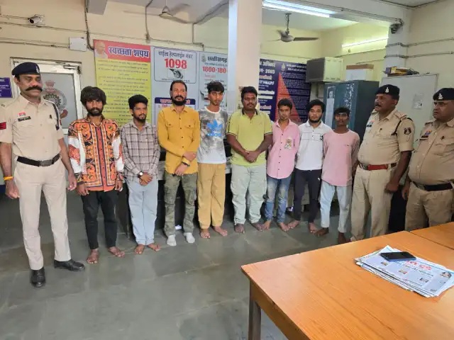 रायपुर पश्चिम पुलिस का सख्त एक्शन 85 से अधिक बदमाशों की परेड रायपुर पश्चिम पुलिस का सख्त एक्शन 85 से अधिक बदमाशों की परेड