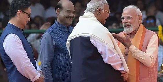 संसद भवन में डॉ. अंबेडकर जयंती कार्यक्रम: Modi-खड़गे साथ मुस्कुराते नजर आए संसद भवन में डॉ. अंबेडकर जयंती कार्यक्रम: Modi-खड़गे साथ मुस्कुराते नजर आए