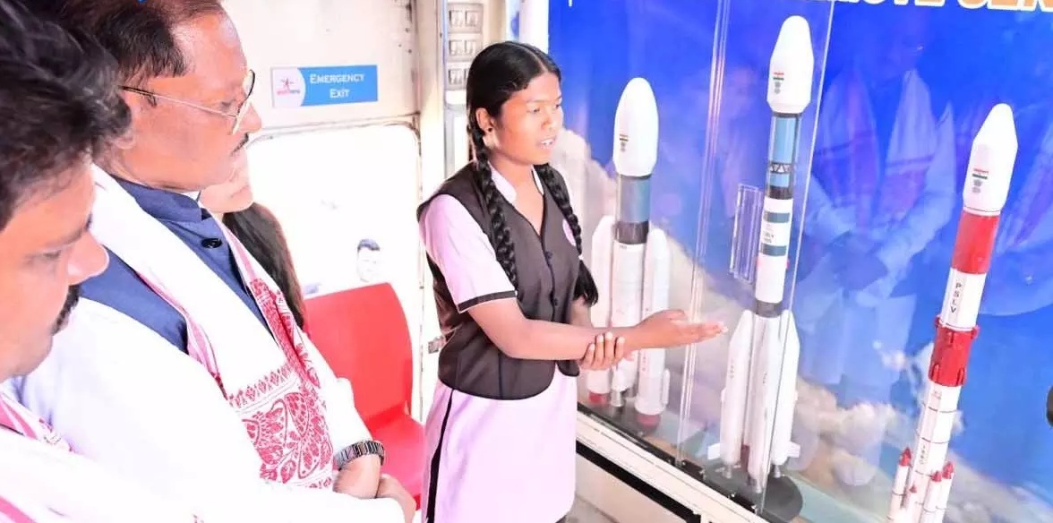 छात्रा ने CM साय को अंतरिक्ष विज्ञान की दुनिया को समझाया