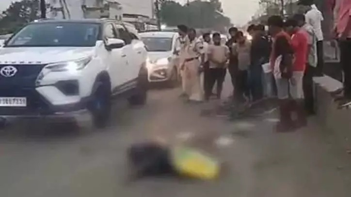 CG: शादी का कार्ड बांटने निकले बुजुर्ग की ट्रक की टक्कर से मौत CG: शादी का कार्ड बांटने निकले बुजुर्ग की ट्रक की टक्कर से मौत