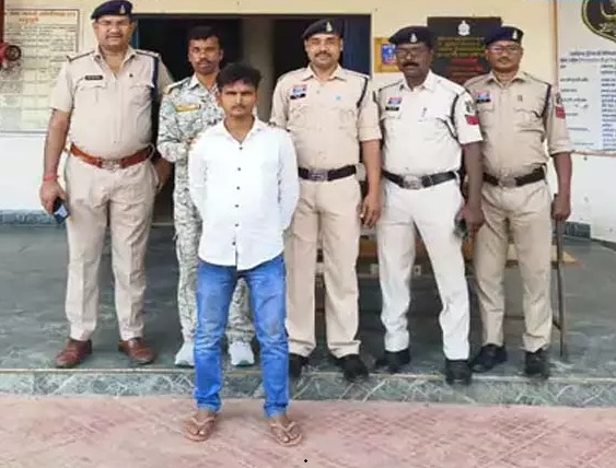 CG में बड़ी कार्रवाई: नशीली कफ सिरप का मुख्य सप्लायर ओडिशा से गिरफ्तार CG में बड़ी कार्रवाई: नशीली कफ सिरप का मुख्य सप्लायर ओडिशा से गिरफ्तार