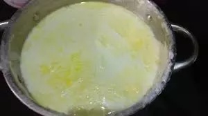 Kitchen Hack: गर्मियों में दूध को फटने से बचाने के लिए उबालते समय डालें ये खास चीज़