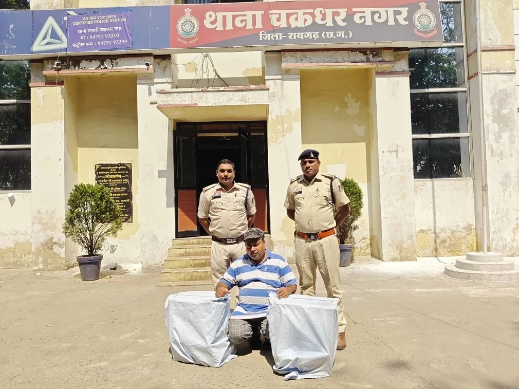 CG NEWS : रायगढ़ पुलिस की कॉपीराइट व ट्रेडमार्क उल्लंघन पर बड़ी कार्रवाई : “महादेव पान मसाला” सेंटर में रेड, नकली सिगरेट का बड़ा जखीरा जब्त CG NEWS : रायगढ़ पुलिस की कॉपीराइट व ट्रेडमार्क उल्लंघन पर बड़ी कार्रवाई : “महादेव पान मसाला” सेंटर में रेड, नकली सिगरेट का बड़ा जखीरा जब्त