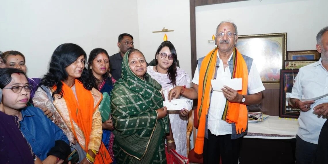 जनसेवा की मिसाल: सांसद बृजमोहन अग्रवाल ने 84 हितग्राहियों को वितरित किए चेक