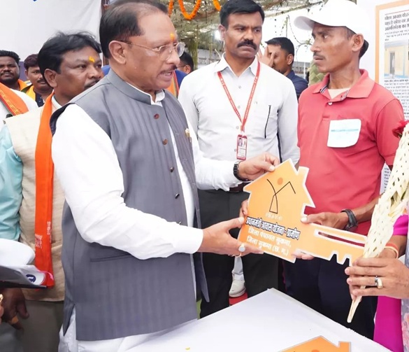 सिलगेर के माड़वी कोसा ने अपने हाथों से बनाया अपना घर, मुख्यमंत्री ने सौंपी खुशियों की चाबी सिलगेर के माड़वी कोसा ने अपने हाथों से बनाया अपना घर, मुख्यमंत्री ने सौंपी खुशियों की चाबी