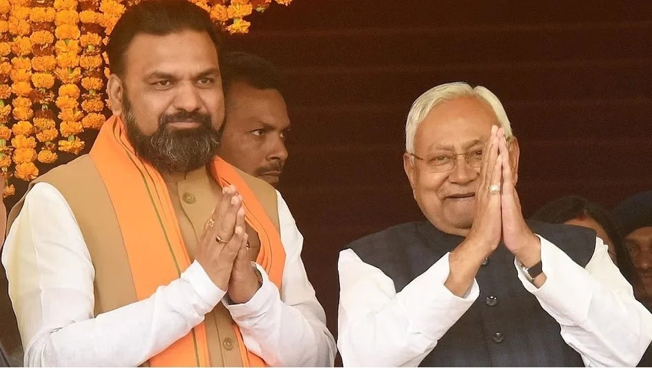 Samrat Chaudhary : बिहार में सत्ता परिवर्तन, सम्राट चौधरी होंगे नए मुख्यमंत्री, नीतीश कुमार ने दिया इस्तीफा Samrat Chaudhary : बिहार में सत्ता परिवर्तन, सम्राट चौधरी होंगे नए मुख्यमंत्री, नीतीश कुमार ने दिया इस्तीफा