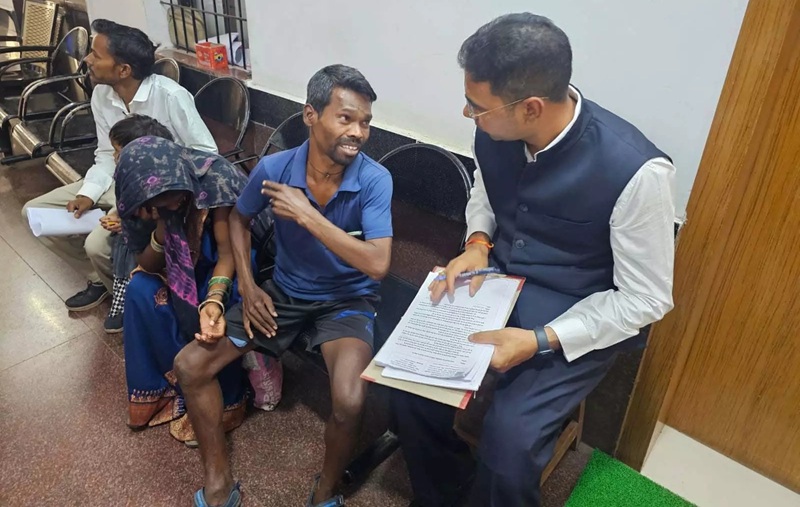 केबिन छोड़ दिव्यांग के पास बैठ गए कलेक्टर, गुहार सुनी