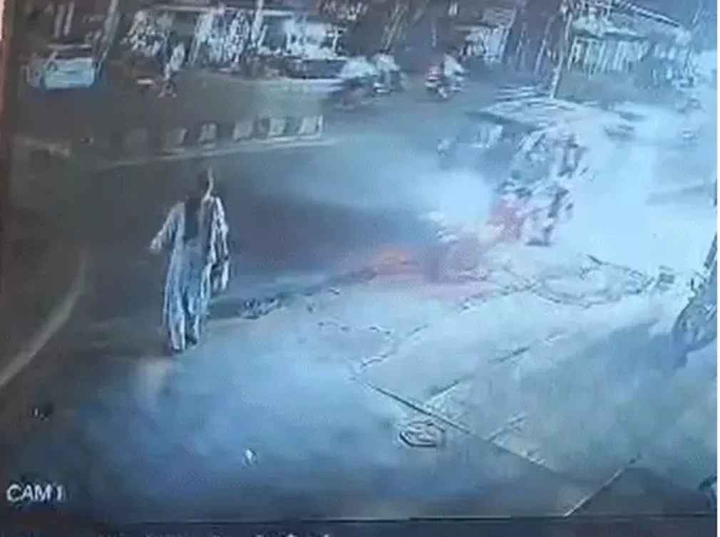 CG NEWS : रायपुर में बेलगाम ई-रिक्शा का तांडव, महिला को कुचलकर भागा चालक, 18 टांके लगे CG NEWS : रायपुर में बेलगाम ई-रिक्शा का तांडव, महिला को कुचलकर भागा चालक, 18 टांके लगे