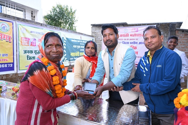 समाज कल्याण की मजबूत ढाल: जशपुर में 82 हजार से अधिक हितग्राहियों तक पहुंच रही योजनाएं समाज कल्याण की मजबूत ढाल: जशपुर में 82 हजार से अधिक हितग्राहियों तक पहुंच रही योजनाएं