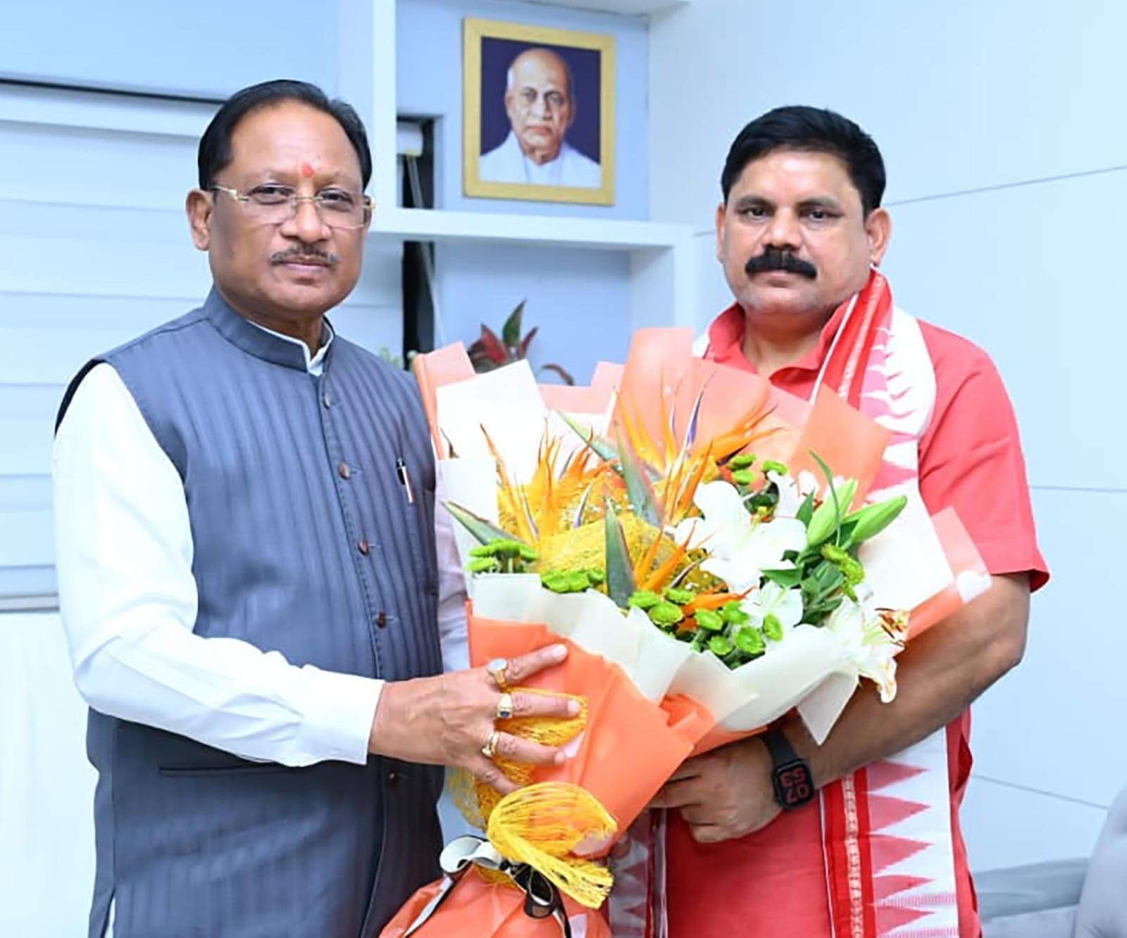 CM साय से केंद्रीय कोयला एवं खान राज्यमंत्री सतीश चंद्र दुबे ने की सौजन्य मुलाकात CM साय से केंद्रीय कोयला एवं खान राज्यमंत्री सतीश चंद्र दुबे ने की सौजन्य मुलाकात