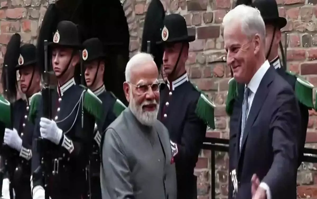 PM Modi ने नॉर्वे के जोनास गहर स्टोरे के साथ किया ऐतिहासिक कैसल दौरा