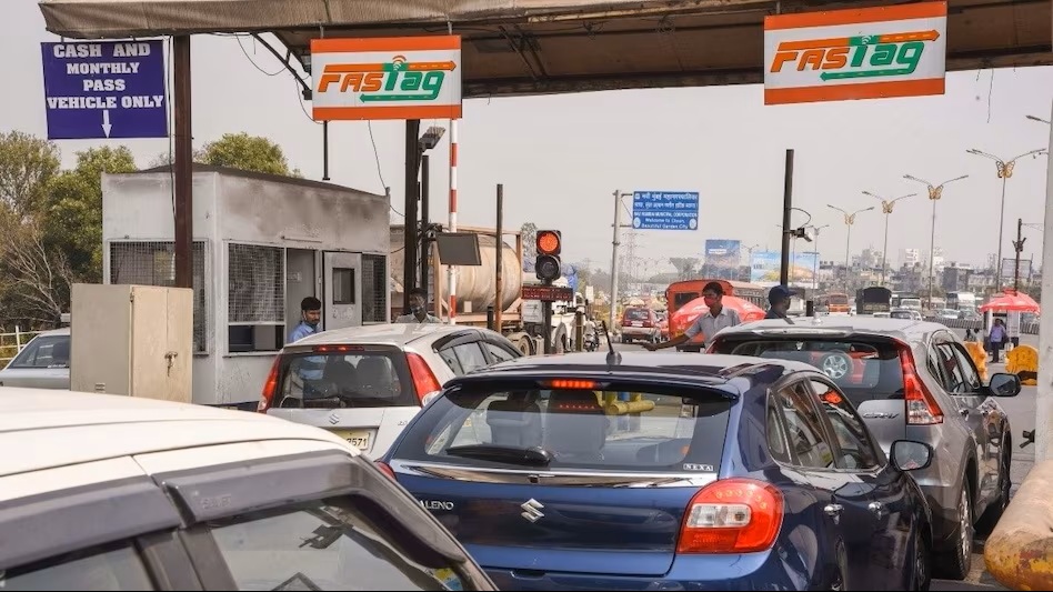 Smart Toll System India: भारत में शुरू हुआ पहला मल्टीलेन फ्री फ्लो टोल सिस्टम, अब बिना रुके कटेगा टोल जाने पूरी खबर…