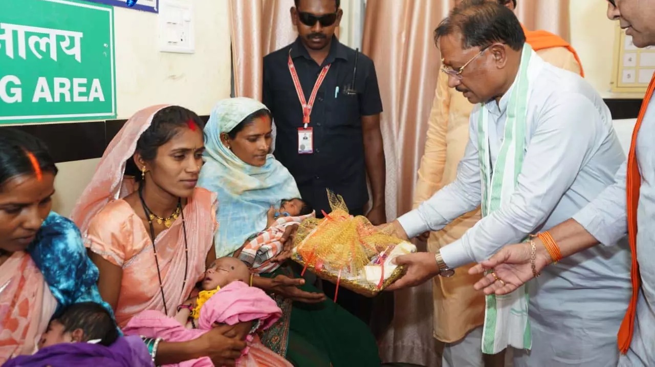 मुख्यमंत्री विष्णुदेव साय ने बरगद के पेड़ के नीचे लगाई चौपाल