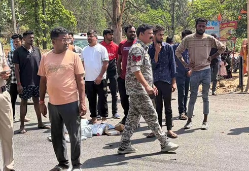 रफ्तार का कहर: ट्रक ने डिलीवरी बॉय को रौंदा, हेलमेट भी नहीं बचा पाया जान