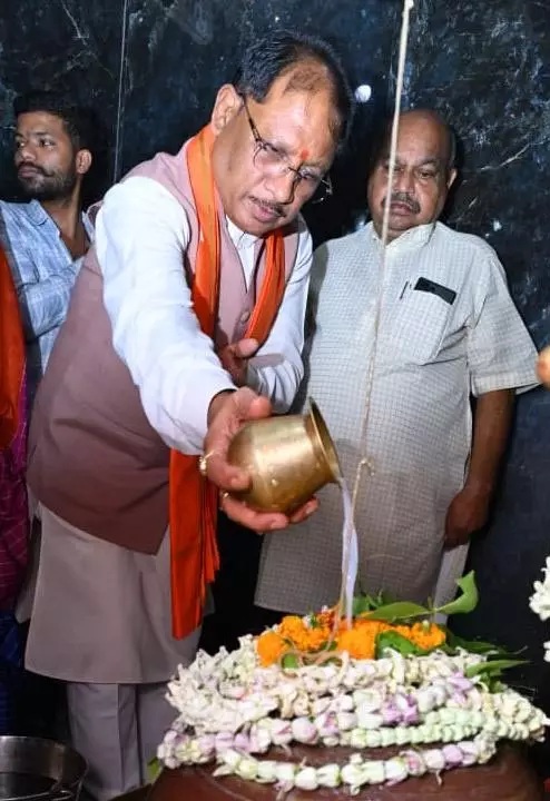 CM साय ने हाटकेश्वर महादेव मंदिर में पूजा-अर्चना कर प्रदेशवासियों के सुख समृद्धि की कामना की