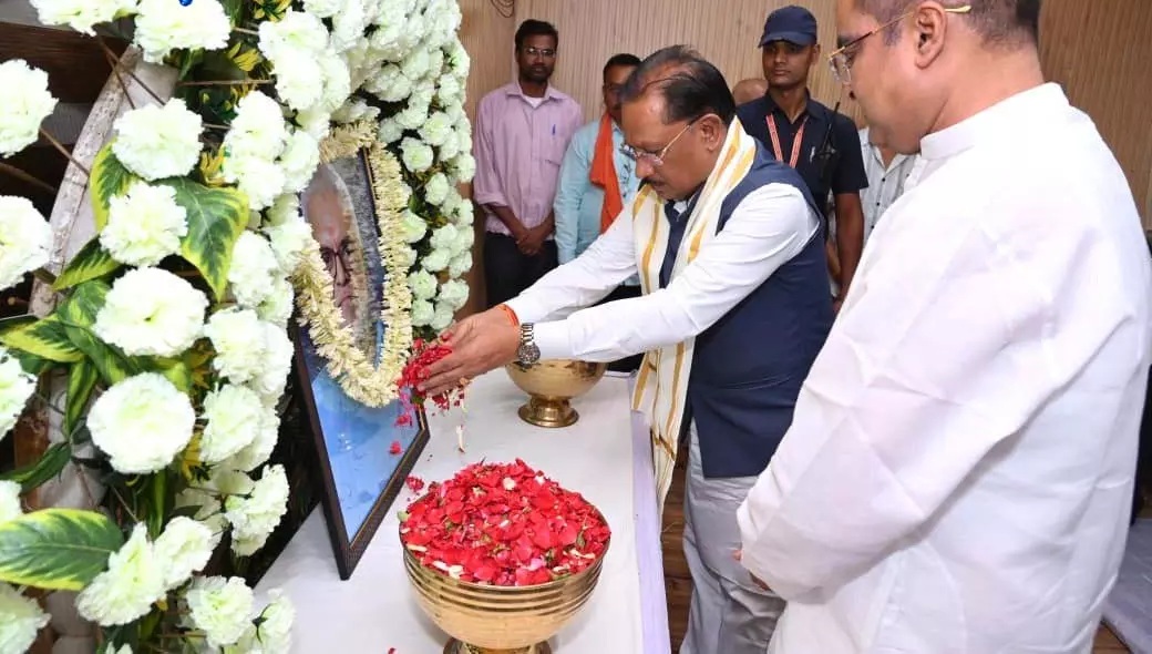 CM साय ने विधायक रिकेश सेन के बड़े भाई दिनेश सेन को दी श्रद्धांजलि CM साय ने विधायक रिकेश सेन के बड़े भाई दिनेश सेन को दी श्रद्धांजलि