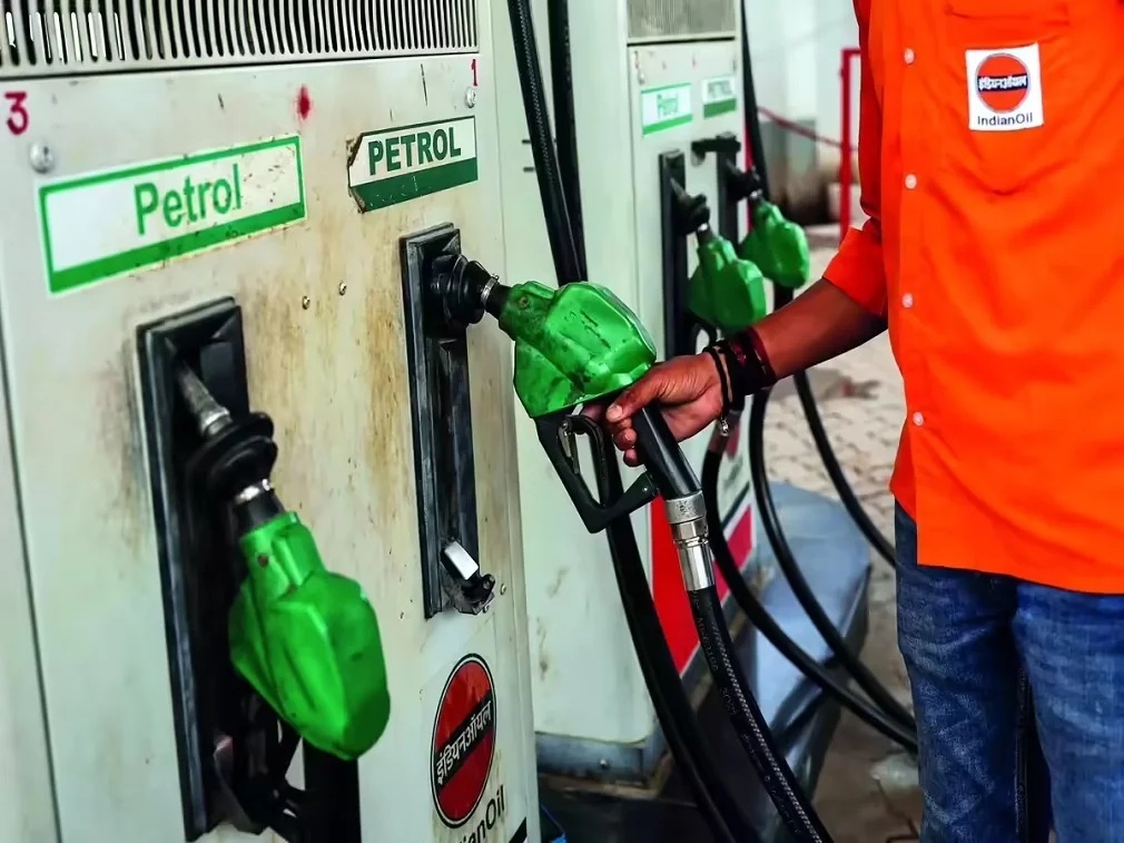Sri Lanka Petrol-Diesel Price Hike: पेट्रोल 434 रुपये और डीजल 407 रुपये लीटर, तेल संकट से बढ़ी महंगाई Sri Lanka Petrol-Diesel Price Hike: पेट्रोल 434 रुपये और डीजल 407 रुपये लीटर, तेल संकट से बढ़ी महंगाई