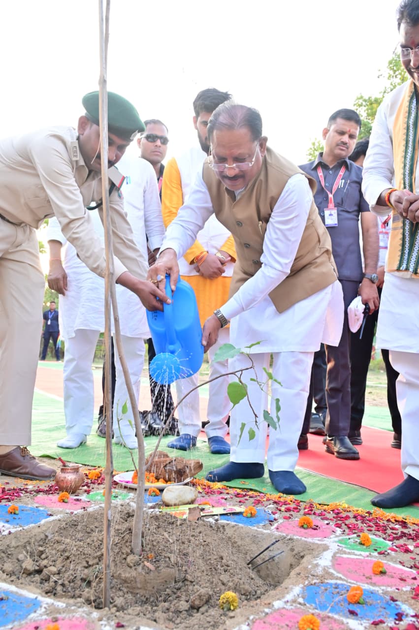 मुख्यमंत्री श्री विष्णु देव साय ने ‘एक पेड़ मां के नाम’ अभियान के तहत किया पीपल का पौधारोपण