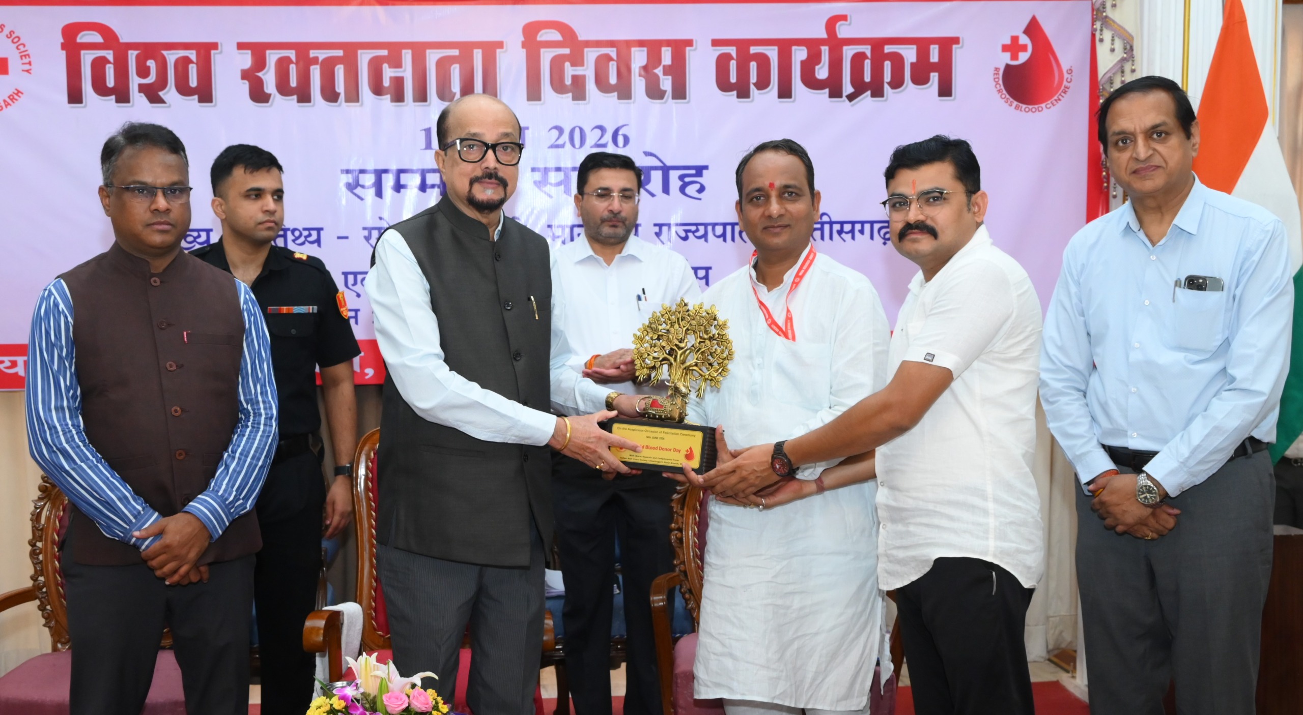 विश्व रक्तदाता दिवस पर राज्यपाल ने रक्तदाताओं का किया सम्मान