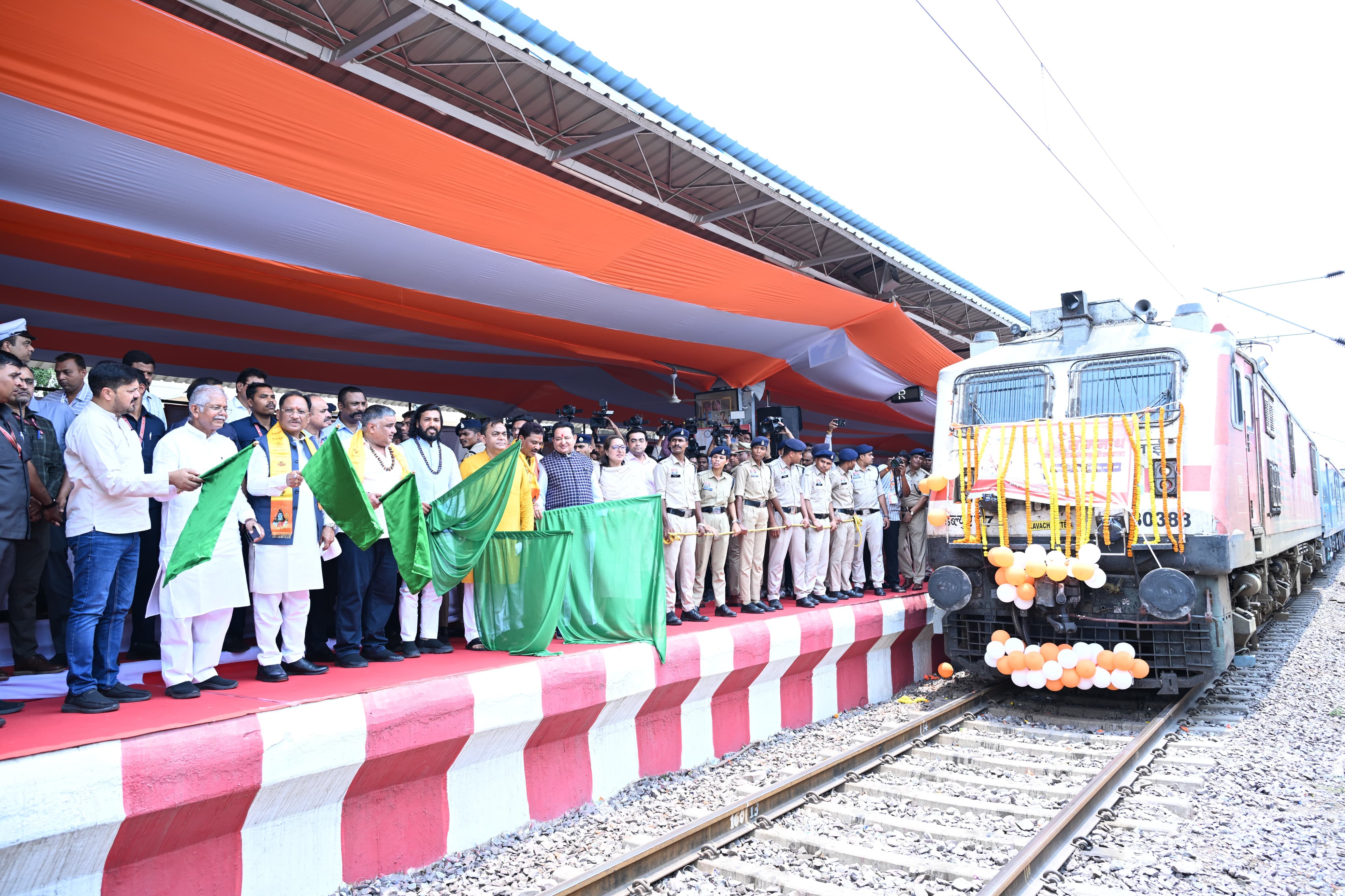 मुख्यमंत्री ने विशेष ट्रेन को हरी झंडी दिखाकर सोमनाथ स्वाभिमान सांस्कृतिक यात्रा का किया शुभारंभ मुख्यमंत्री ने विशेष ट्रेन को हरी झंडी दिखाकर सोमनाथ स्वाभिमान सांस्कृतिक यात्रा का किया शुभारंभ