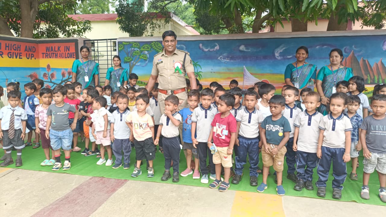 Raigarh Police Awareness Drive: St. Ann’s High School घरघोड़ा में थाना प्रभारी ने दिया कानून, अनुशासन और साइबर सुरक्षा का संदेश Raigarh Police Awareness Drive: St. Ann’s High School घरघोड़ा में थाना प्रभारी ने दिया कानून, अनुशासन और साइबर सुरक्षा का संदेश