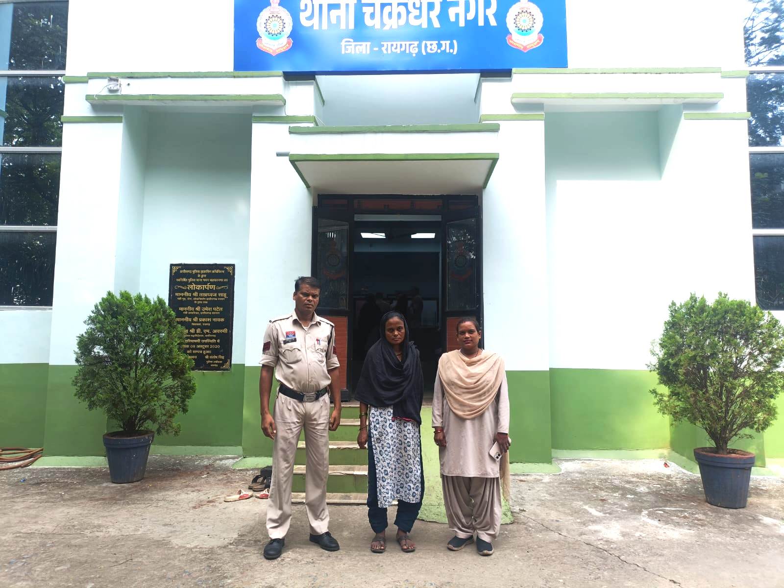 Raigarh Police Action: “ऑपरेशन अंकुश” के तहत साइबर और चक्रधरनगर पुलिस की संयुक्त कार्रवाई, महिला सटोरिया गिरफ्तार; नगदी, सट्टा-पट्टी और मोबाइल जब्त Raigarh Police Action: “ऑपरेशन अंकुश” के तहत साइबर और चक्रधरनगर पुलिस की संयुक्त कार्रवाई, महिला सटोरिया गिरफ्तार; नगदी, सट्टा-पट्टी और मोबाइल जब्त