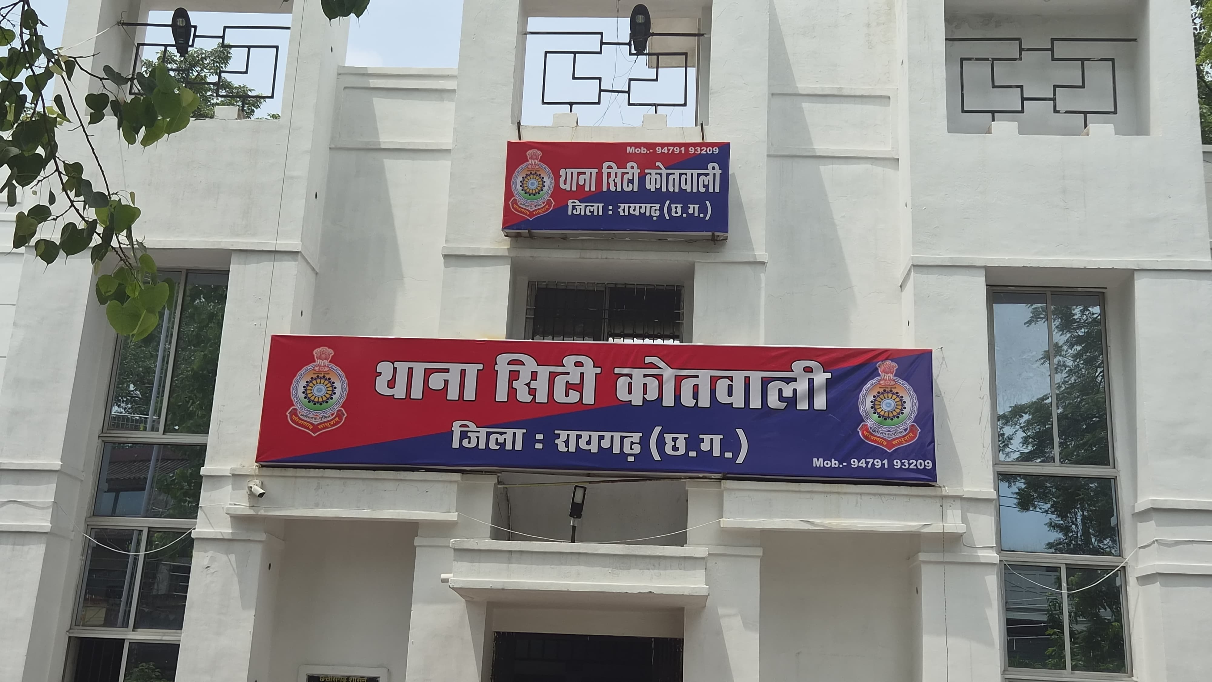Raigarh News: सरेराह युवती से मारपीट का वीडियो वायरल, हरकत में आई पुलिस; मुख्य आरोपी नूरी खान गिरफ्तार, 2 नाबालिगों पर भी कार्रवाई Raigarh News: सरेराह युवती से मारपीट का वीडियो वायरल, हरकत में आई पुलिस; मुख्य आरोपी नूरी खान गिरफ्तार, 2 नाबालिगों पर भी कार्रवाई