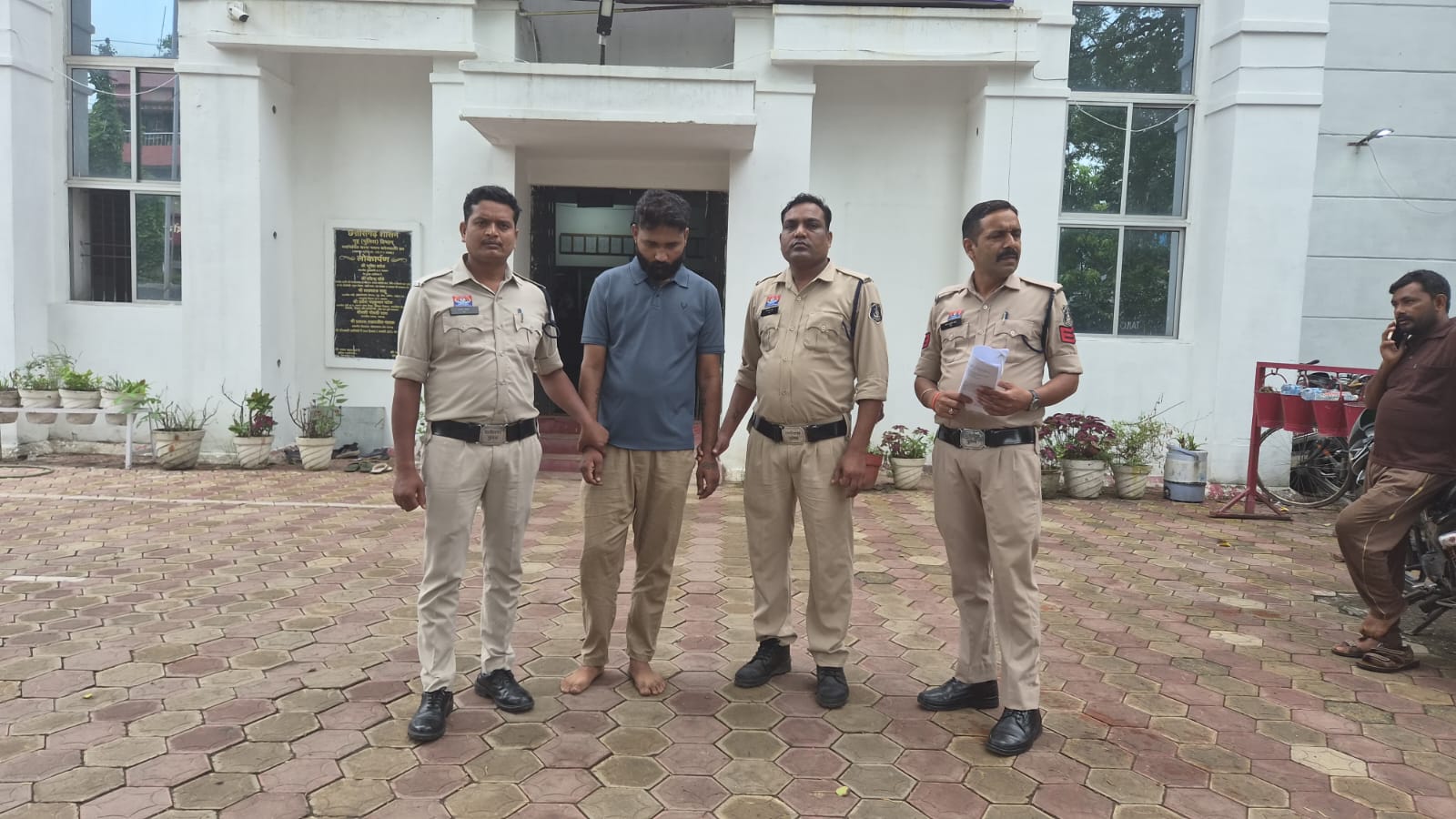 रायगढ़: जिला बदर होने के बावजूद शहर लौटे शातिर बदमाश का पुलिस दफ्तर में हाईवोल्टेज ड्रामा, पेट्रोल बोतल के साथ गिरफ्तार, भेजा गया जेल रायगढ़: जिला बदर होने के बावजूद शहर लौटे शातिर बदमाश का पुलिस दफ्तर में हाईवोल्टेज ड्रामा, पेट्रोल बोतल के साथ गिरफ्तार, भेजा गया जेल