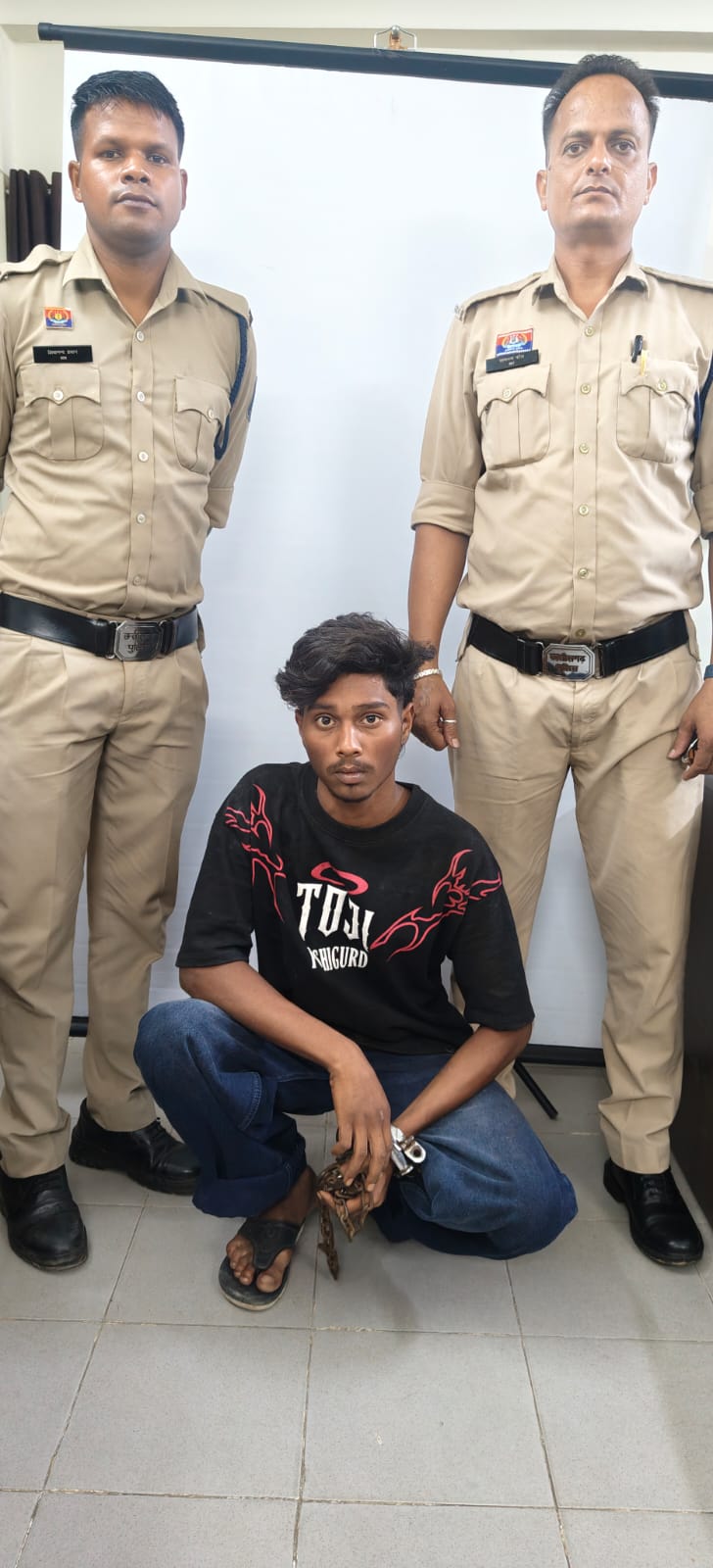 रायगढ़: ‘अभियान संवेदना’ के तहत जूटमिल पुलिस का बड़ा एक्शन, नाबालिग को दूसरी बार भगाने वाला आरोपी अनुज स्वर्णकार गिरफ्तार, भेजा गया जेल रायगढ़: ‘अभियान संवेदना’ के तहत जूटमिल पुलिस का बड़ा एक्शन, नाबालिग को दूसरी बार भगाने वाला आरोपी अनुज स्वर्णकार गिरफ्तार, भेजा गया जेल