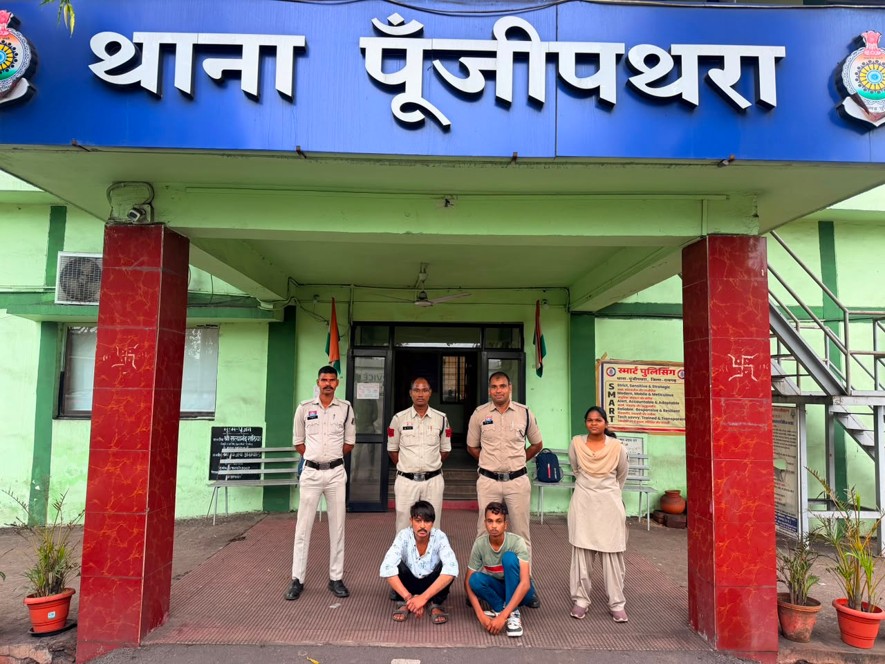 रायगढ़: ‘ऑपरेशन अंकुश’ के तहत जुआ फड़ों पर पुलिस की सर्जिकल स्ट्राइक, पुसौर और पूंजीपथरा से 5 आरोपी गिरफ्तार, गाड़ियां व नगदी जब्त रायगढ़: ‘ऑपरेशन अंकुश’ के तहत जुआ फड़ों पर पुलिस की सर्जिकल स्ट्राइक, पुसौर और पूंजीपथरा से 5 आरोपी गिरफ्तार, गाड़ियां व नगदी जब्त