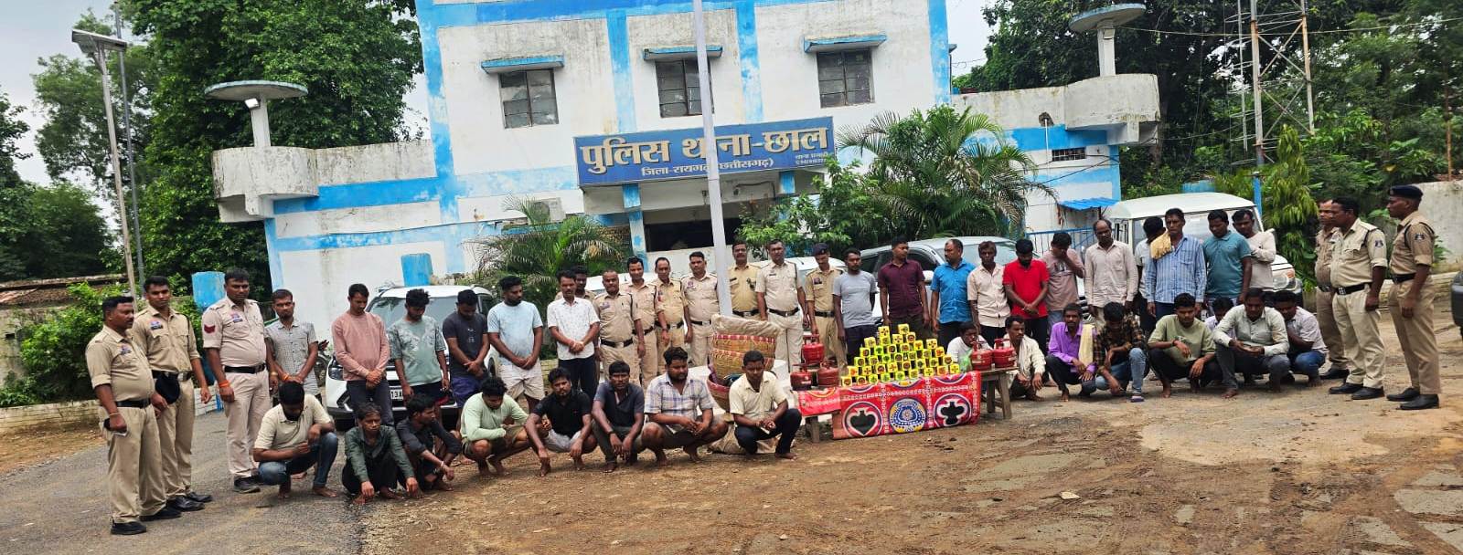ऑपरेशन अंकुश: रायगढ़-कोरबा बॉर्डर पर छाल पुलिस की बड़ी सर्जिकल स्ट्राइक; जुआ फड़ से 33 आरोपी गिरफ्तार, ₹90 लाख की 7 कारें और नगदी जब्त ऑपरेशन अंकुश: रायगढ़-कोरबा बॉर्डर पर छाल पुलिस की बड़ी सर्जिकल स्ट्राइक; जुआ फड़ से 33 आरोपी गिरफ्तार, ₹90 लाख की 7 कारें और नगदी जब्त