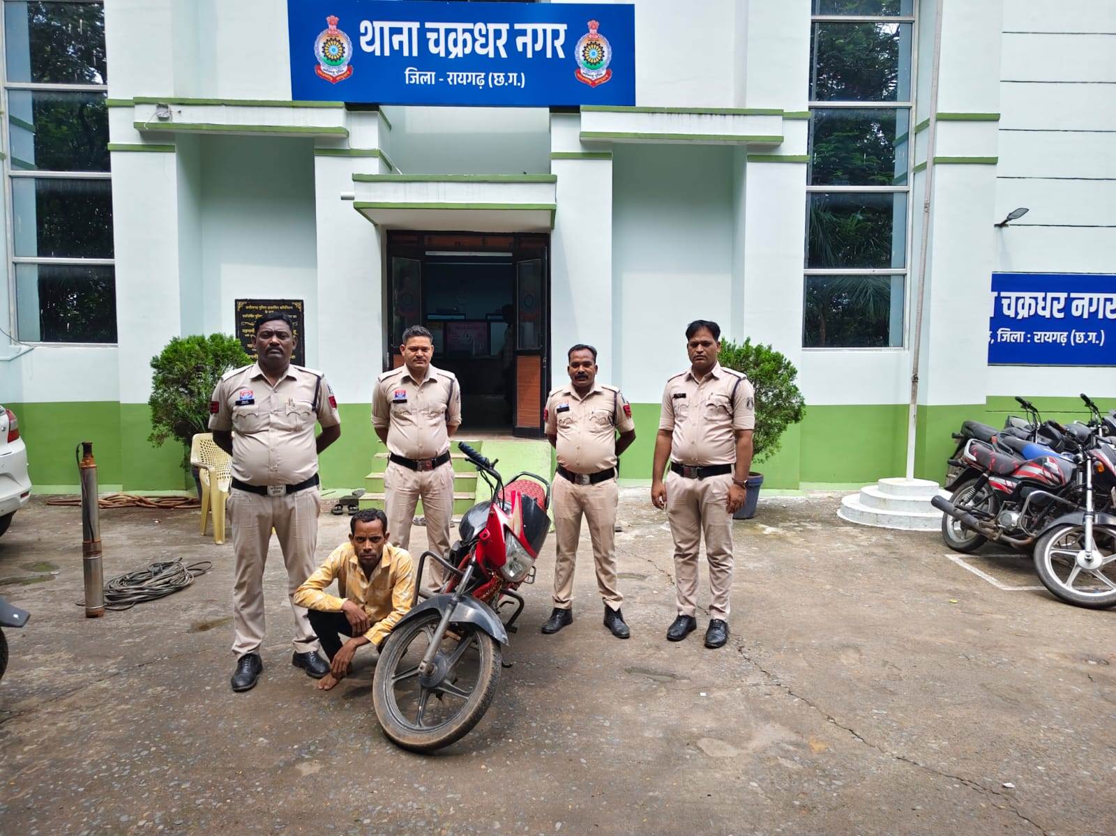 रायगढ़ में बाइक चोर गिरोह का पर्दाफाश: पुलिस ने 5 चोरों के साथ चोरी की गाड़ी खरीदने वाले 2 खरीदारों को भी दबोचा; 3 मोटरसाइकिलें जब्त रायगढ़ में बाइक चोर गिरोह का पर्दाफाश: पुलिस ने 5 चोरों के साथ चोरी की गाड़ी खरीदने वाले 2 खरीदारों को भी दबोचा; 3 मोटरसाइकिलें जब्त
