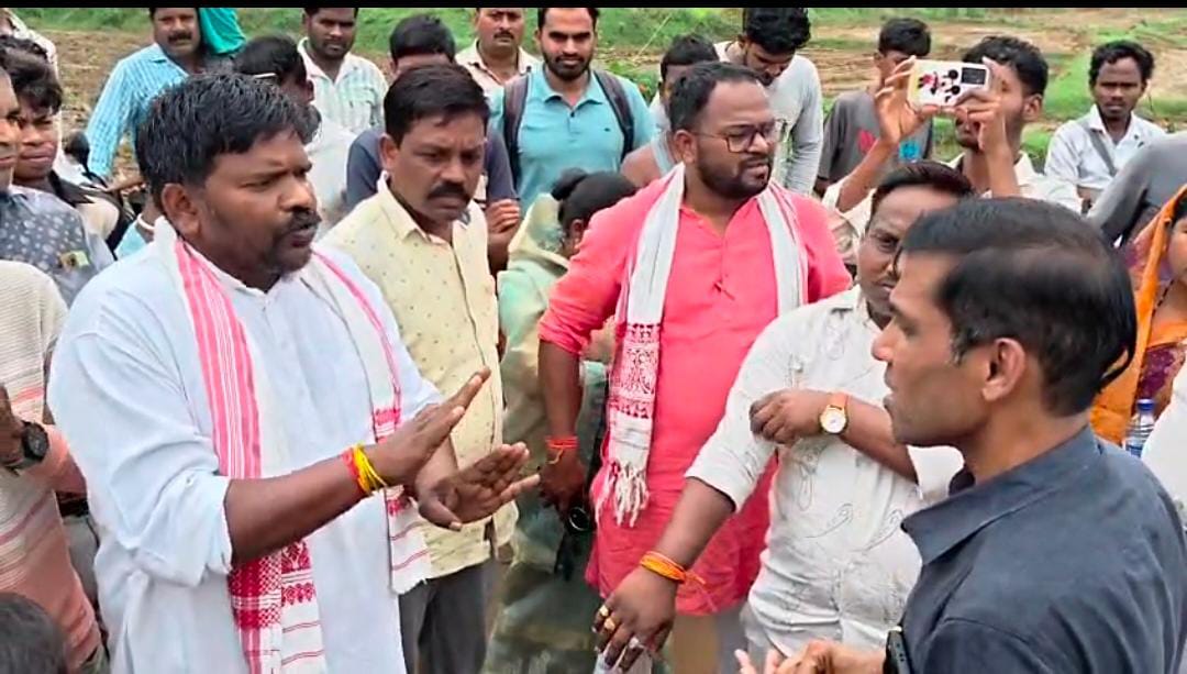 कुंजारा–तोलगे सड़क पर सियासी संग्राम: मरम्मत कार्य को लेकर ग्रामीणों का विरोध, PWD इंजीनियर के सामने भाजपा नेताओं और आंदोलनकारियों में तीखी बहस कुंजारा–तोलगे सड़क पर सियासी संग्राम: मरम्मत कार्य को लेकर ग्रामीणों का विरोध, PWD इंजीनियर के सामने भाजपा नेताओं और आंदोलनकारियों में तीखी बहस