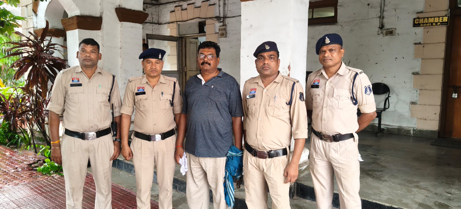 ‘ऑपरेशन क्लीन हंट’ में रायगढ़ पुलिस की बड़ी कामयाबी: सहारा इंडिया घोटाले में 3 साल से फरार ब्रांच मैनेजर गिरफ्तार, ₹40.78 करोड़ की ठगी का खुलासा ‘ऑपरेशन क्लीन हंट’ में रायगढ़ पुलिस की बड़ी कामयाबी: सहारा इंडिया घोटाले में 3 साल से फरार ब्रांच मैनेजर गिरफ्तार, ₹40.78 करोड़ की ठगी का खुलासा
