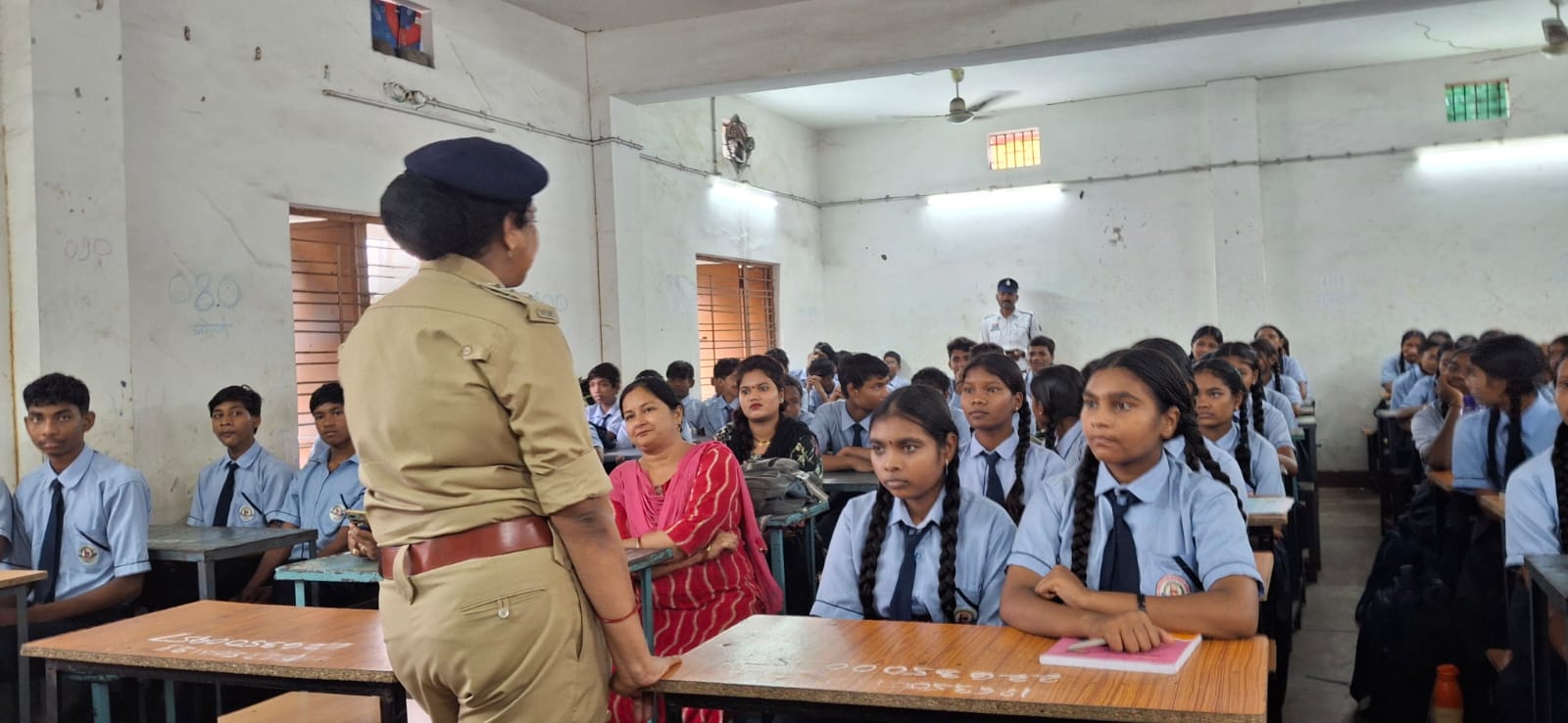 रायगढ़ पुलिस का महाअभियान: आत्मानंद स्कूल में साइबर, ट्रैफिक और महिला सुरक्षा पर कार्यशाला; एसएसपी शशि मोहन सिंह बोले—’जागरूकता ही सबसे बड़ा हथियार’ रायगढ़ पुलिस का महाअभियान: आत्मानंद स्कूल में साइबर, ट्रैफिक और महिला सुरक्षा पर कार्यशाला; एसएसपी शशि मोहन सिंह बोले—’जागरूकता ही सबसे बड़ा हथियार’