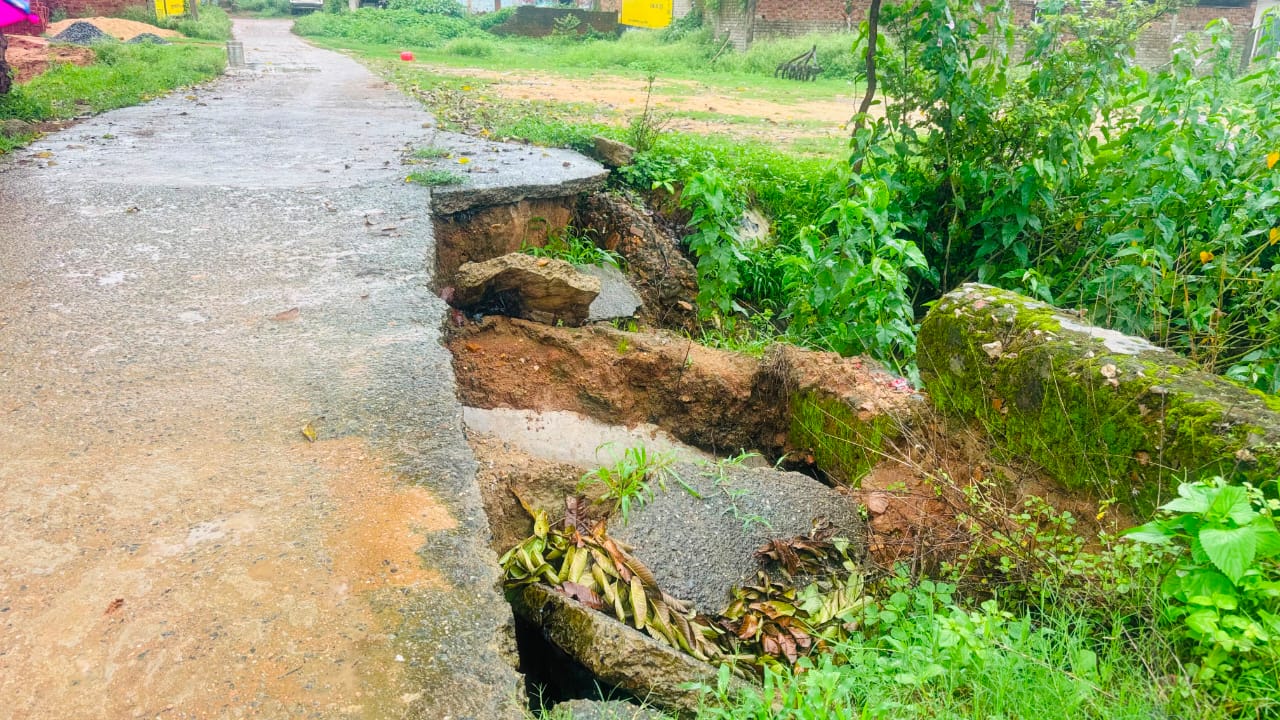 लैलूंगा में प्रशासनिक अनदेखी: बारिश में टूटा पुल और धंसी सड़क बनी हादसों का न्योता, जोखिम में स्कूली बच्चों की जान लैलूंगा में प्रशासनिक अनदेखी: बारिश में टूटा पुल और धंसी सड़क बनी हादसों का न्योता, जोखिम में स्कूली बच्चों की जान